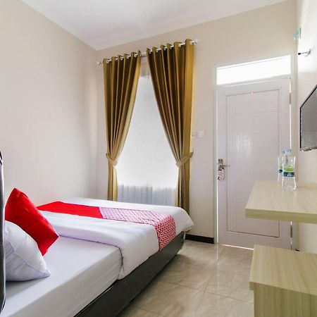 Oyo 1078 Fakhira Residence Cianjur Εξωτερικό φωτογραφία