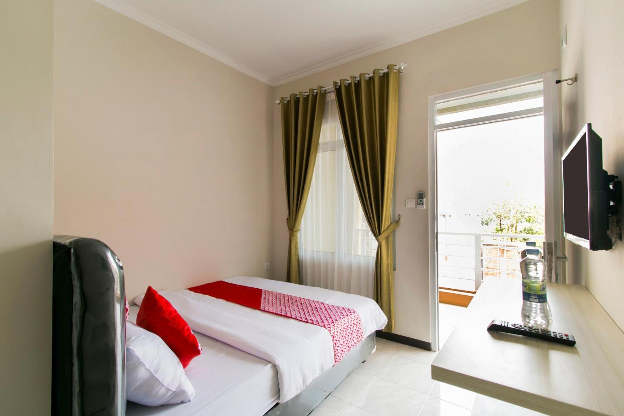 Oyo 1078 Fakhira Residence Cianjur Εξωτερικό φωτογραφία