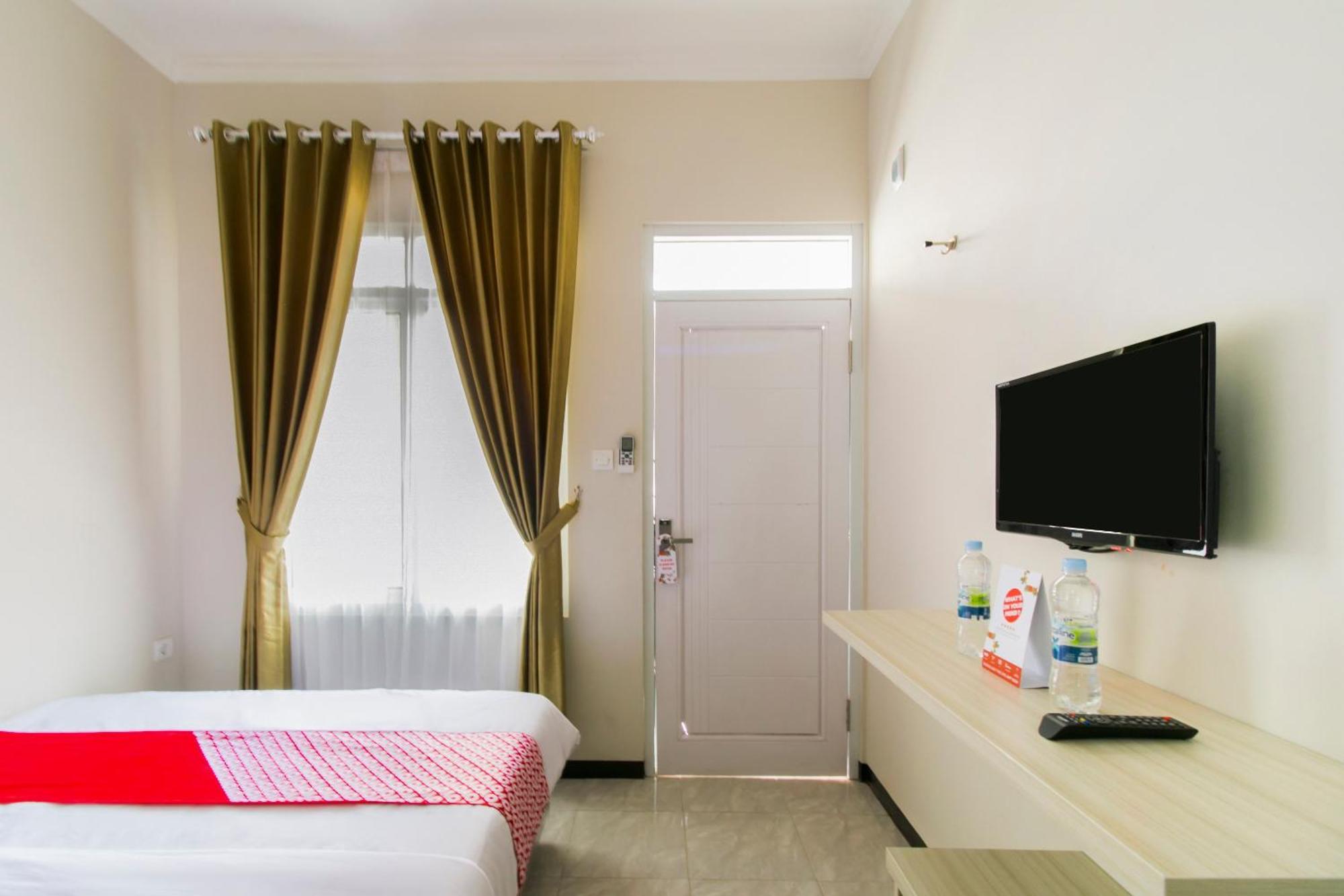 Oyo 1078 Fakhira Residence Cianjur Εξωτερικό φωτογραφία
